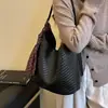 2026 Bolsa Versátil Retro Nova para o Dia a Dia Feminina de Ombro Único Elegante Tecida Grande Capacidade Moda Simples Tote
