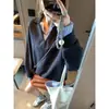 Além disso, o novo modelo de outono é uma blusa de moletom casual com gola polo listrada em patchwork, com visual de duas peças, elegante e sofisticada MQ1780