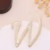 Moda Europeia e Americana Broches com Alfabeto Inglês de 26 Letras, Alfinetes de Pérola, Joias de Alto Padrão, Acessórios Versáteis para Roupas, Atacado Transfronteiriço