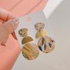 Aretes nuevos de cerámica suave geométrica con lámina de oro, moda de alto sentido del diseño, aretes para mujer, fabricantes de aretes al por mayor