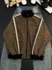Chaqueta retro americana con patrón de espinas y cuello alto, chaqueta de béisbol de diseño otoñal para hombre, prenda exterior de corte limpio con tres rayas