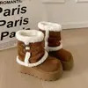 Botas de Neve com Fivela de Cinto de Solado Grosso para Mulheres 2026 Novo Estilo de Inverno Quentes com Forro de Lã Botas Curtas Aumentadoras de Altura Botas de Moda Britânica