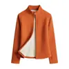 Chamarra de lana de cordero para yoga para mujer, nuevo estilo otoño/invierno, corte ajustado, top de yoga que favorece la figura con cuello alto pequeño y cierre oculto, que proporciona calor