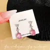 2026 Novos Brincos Coração Rosa com Diamantes, Estilo Doce e Cool, Design Único, Brincos de Luxo Leve para o Trabalho e Encontros, Acessórios de Orelha Versáteis
