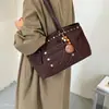Bolso tote, bolso ligero de lujo para el commute, estilo nuevo, casual y a la moda, gran capacidad, diseño con tachuelas, bolso de un solo hombro 2026