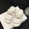 Suelas gruesas sandalias de mujer nuevas de verano antideslizantes moda coreana ropa exterior casual sandalias de playa para mujer verano al por mayor