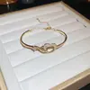 ¡Pulsera Dorada con Hebilla de Corazón! Pulsera Abierta de Corazón de Zirconia Hueca Estilo Coco de Lujo Ligero Pulsera de Alto Nivel para Mujer