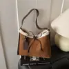 Bolso de ante de alta gama transfronterizo para el hombro para mujer 2026 Nueva moda Retro Bolso de felpa Bolso tipo cubo de gran capacidad
