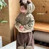 Jaqueta com capuz listrada fofa com orelhas para meninos e meninas, conjunto de moletom casual estilo preguiçoso para bebês e crianças pequenas, moderno estilo coreano