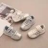 Zapatillas deportivas de running de malla hueca patchwork con suela blanda estilo principios de otoño 2026 unisex estilo casual para niños zapatillas deportivas ligeras venta al por mayor
