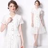 Casual y a la Moda 2024 Falda Blanca Grande Acampanada Encaje Empalmado Malla Lazo en la Cintura Vestido de Cuello en V con Botonadura Sencilla