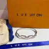 Pulsera de Lujo Ligero Marca V de 26 Luces, Artículo Popular de Venta Transfronteriza, Joyería Versátil Elegante de Moda para Mujer con Diseño Único