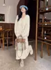 Outono/Inverno 2026 Novo Estilo Conjunto de Duas Peças de Tricô com Flores Tridimensionais: Cardigã e Vestido Camisola Conjunto de Suéter Estilo Suave para Mulheres