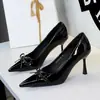 6316-A5 Zapatos de Tacón Alto Estilo Europeo y Americano con Punta Fina, Boca Baja, Moño, Diseño Hueco, Charol, Tacón Delgado, Zapatos sin Cordones para Mujer