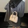 Bolso Único de Concha Tachonada Color Dorado Champagne 2025 Nuevo Moderno de Hombro Único Cruzado Nuevo Bolso para Mujer