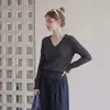 Elegante suéter de tricô cinza com decote em V estilo francês para mulheres, suéter de outono, deslumbrante top de base ajustado ao corpo