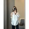 ¡100% algodón! Confeccionada expertamente con cintura plisada, esta camisa lisa de manga larga y corte holgado para mujer es estilizada y versátil.