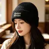 Gorro de punto bordado con letras retro marrón para mujer, otoño e invierno, circunferencia de cabeza grande, gorro que adelgaza la cara, gorro de lana para pareja