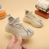 Tênis Esportivo Infantil Primavera/Outono 2026 Meninos Sapatos de Coco Tênis de Malha Fly-knit Respirável Meninas Sapatos Casuais Solado Macio Tesouro