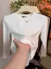 Camiseta Gris de Manga Larga Estilo Europeo para Mujer, Nuevo Modelo Primavera y Otoño 2025, Diseño Único y Exquisito de Espina de Pescado, Camiseta Básica de Cuello Redondo Ajustada