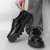 Sapatos de couro preto brilhante estilo slip-on para primavera transfronteiriços, com sola grossa, sapatos formais de negócios casuais da moda, mocassins de tamanho grande para homens