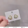 Versão coreana estilo TikTok de brincos de pérola populares para mulheres, luxo leve com sensação de alta qualidade, brincos versáteis de nicho, acessórios de orelha elegantes e modernos