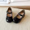Sapatos Mary Jane para Meninas Fofas 2026 Primavera/Outono Novo Estilo Meninas Couro Patente Salto Bloco Estilo Academia Sapatos de Couro Fivela Única Flats