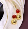Otoño e Invierno Nuevo Estilo Old Money Pendientes de Ágata Roja Natural Aguja de Plata de Ley S925 Pendientes Metálicos de Bola Dorada Retorcida de Lujo Ligero