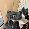 Bolso pequeño de nicho moderno y a la moda para mujer, nuevo bolso cruzado casual versátil para el hombro o debajo del brazo 2026, bolso de mano pequeño para salir