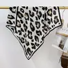Novo Clássico de Primavera e Outono Lenço Quadrado de Algodão e Linho Coreano Estampa de Leopardo Moda Estilo Ocidental Lenço de Seda Decorativo para Bolsa Lenço para Deslocamento