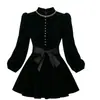 Nueva colección Otoño/Invierno 2026: Vestido negro de terciopelo de manga larga estilo Hepburn retro para mujer, nueva colección de principios de otoño, negro