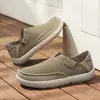 Mocassins Vazados Masculinos Verão 2026 Novos Sapatos de Couro Respiráveis Masculinos Slip-On Casuais Sapatos de Condução com Solado Macio