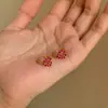 Brincos Vintage Estilo Francês de Coríndon Vermelho Sangue de Pombo em Formato de Coração, Brincos Stud de Moda Leve Luxo Banhados a Ouro em Formato de Coração de Pêssego, Brincos de Diamante Vermelho para Mulheres