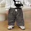 Pantalones de rayas para niños 26 nuevos de primavera y otoño casuales versátiles holgados para niños y niñas, pantalones de moda versátiles con puños