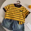 Camiseta de Manga Curta Listrada Bordada para Meninos Roupa de Verão 2026 Nova Pequena e Média Infantil Verão Estilo Coreano Roupas de Meninas Top de Algodão Puro t