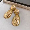 Brincos de Metal Exagerados com Tachas Prateadas Estilo Europeu e Americano para Mulheres 2026 Novos Brincos de Alto Padrão Versáteis para o Temperamento Brincos com Textura Venda por Atacado