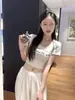 2025 Novo Estilo de Verão T-shirt de Manga Curta Estampada com Renda no Ombro Direito Slim Hot Girl Top Curto Slim Tendência Feminina