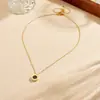 Colar Pingente Redondo Dupla Face Preto e Branco Cravejado de Diamantes para Mulheres, Corrente Clavícula Simples e de Alto Padrão com Pingente de Numerais Romanos em Aço Inoxidável Banhado a Ouro