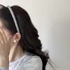 Diadema a Cuadros Estilo Coreano con Pequeña Etiqueta Dorada para Mujer 2026 Nueva Diadema de Temperamento Dulce Suave Versátil para Salir Pinza para el Cabello