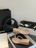 Novas Chinelos de Verão 2026 Moda Feminina Estilo Europeu e Americano Fivela de Metal Bico Fino Fundo Plano Bico Fechado Meio Chinelo Feminino