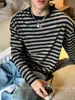 Camiseta de Manga Larga a Rayas con Bloques de Color Negro y Gris para Hombre, Atuendo Estilo Coreano de Otoño, Corte Relajado Perezoso, Capa Interior Suelta, Top Casual