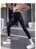 Leggings de maternidade com suporte para a barriga, cintura alta, textura de pele de tubarão, finos, logo pequeno, alta elasticidade, modelagem justa, calça de comprimento nove para usar como outer