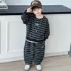 Conjunto de Moletom Falso de Duas Peças para Meninos Primavera e Outono 2026 Novo Legal Bonito Esportivo Manga Longa Camiseta Esportiva Roupa de Outono Conjunto de Duas Peças