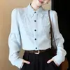 Nueva colección Primavera/Otoño 2026: una camisa azul de manga larga, única, hermosa e impresionante para mujer, con un delicado cuello de encaje y diseñada para ser usada como capa interior