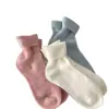 Calcetines de felpa suaves y esponjosos de color liso para otoño e invierno, cálidos para mujer, con forro polar añadido y rayas verticales engrosadas, calcetines de media pantorrilla, estilo moderno, calcetines holgados