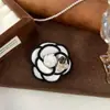 Broche de Camélia Pequeno e Perfumado de Novo Estilo, Alto Padrão, Suave e Doce, Acessórios Elegantes Retro Franceses para Ternos e Casacos