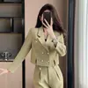 Conjunto de Terno Branco para Mulheres 2024 Primavera Novo Estilo Elegante e de Alta Qualidade Blazer Curto Estilo Chanel para Figuras Baixas Primavera e Outono