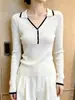 Elegante top de punto blanco estilo francés con ribete de contraste, nueva colección otoño 2026 para mujer, corte ajustado, favorecedor y adecuado para el trabajo