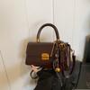 Bolso bandolera pequeño cuadrado portátil con hebilla de bloqueo de texto retro simple nuevo otoño e invierno 2024 popular moda casual