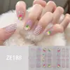 ZE16 refere-se a adesivos de unha estilo europeu e americano com grandes blocos de cor, estampas de leopardo, xadrez, estrelas, listras, e ornamentos para unhas.